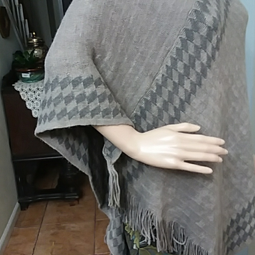 Poncho - Picture 6 of 8